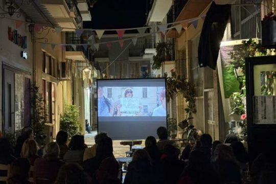 Στιγμιότυπο από την προβολή του ντοκιμαντέρ στον πεζόδρομο της Κουτσομητοπούλου, έξω από το (κατάμεστο) Doc Cafe της Καλαμάτας